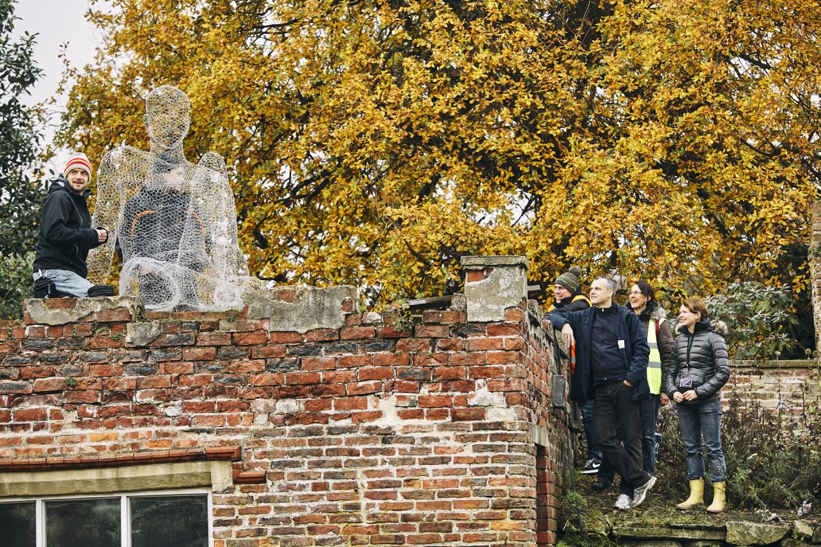 Technicians putting up Les Voyageurs by Cédric Les Borgne