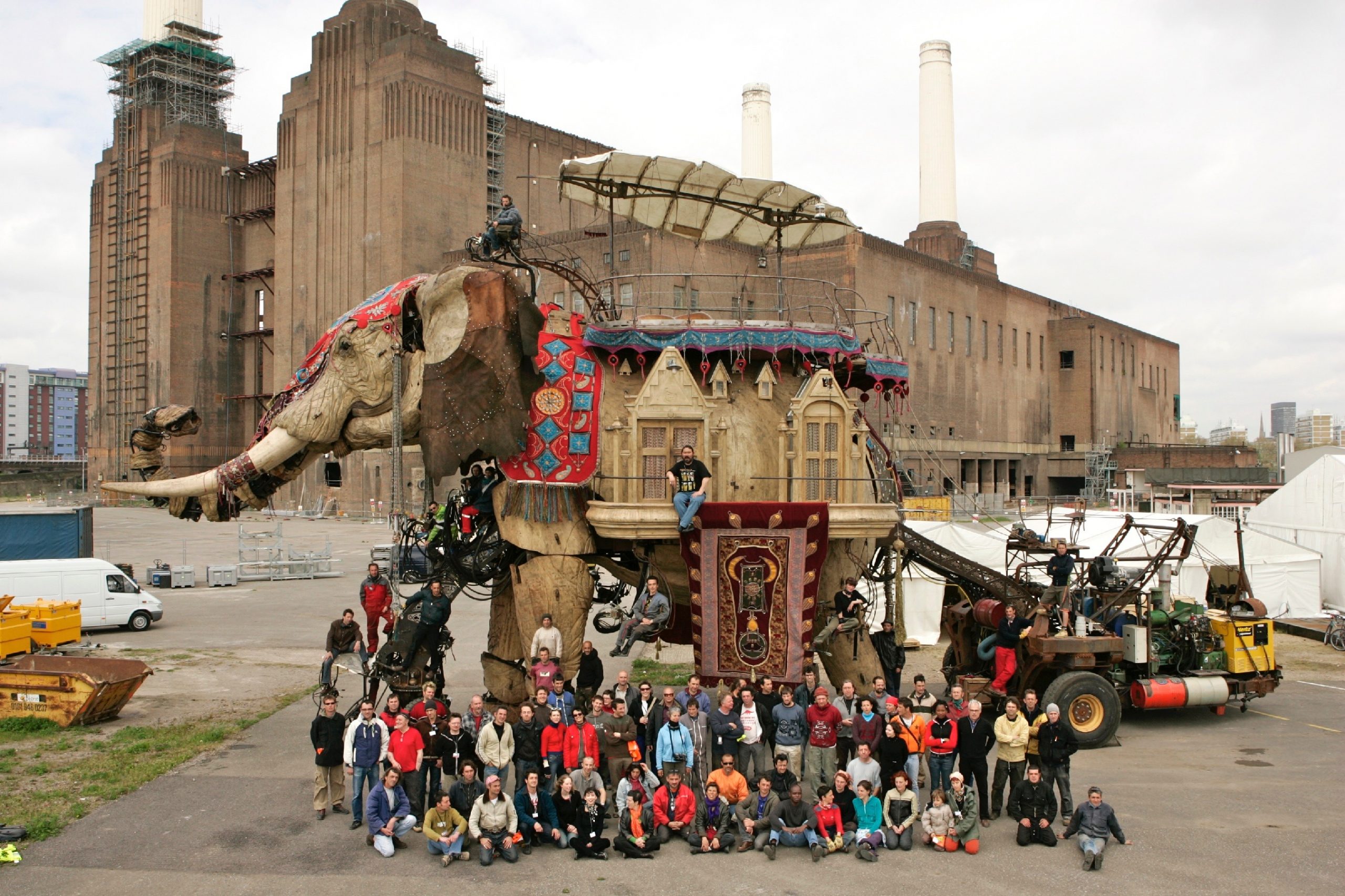 The Sultan’s Elephant, Royal de Luxe, 2006. Produced by Artichoke in London. Photo by Matthew Andrews 7 Royal de Luxe team posing with the elephant